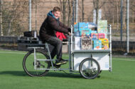 Schüler fährt das Lastenrad der Bücherhallen